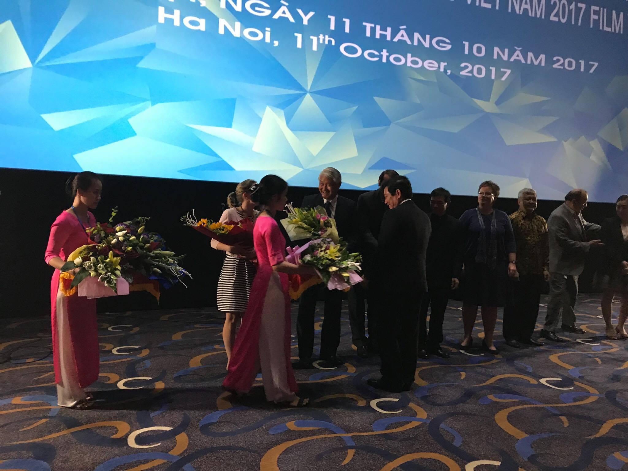 Mr Huynh Vinh Ai, Deputy Minister for Culture, Sports and Tourism of Vietnam, presented flowers to Amb. Richard SHIH extending the Government of Vietnam's appreciation for Chinese Taipei's contribution in the event of APEC Vietnam 2017 Film Week.