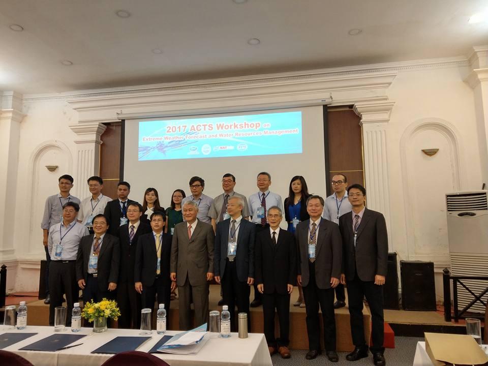 The Taiwan Typhoon and Flood Research Institute (TTFRI, NARLabs) and the Vietnam Institute for Meteorology, Hydrology and Climate Change (IMHEN, MONRE) jointly organized 2017 ACTS Workshop (2017 APEC Research Center for Typhoon and Society Workshop) from September 26 to 27, 2017. Representative Amb. Shih attended the opening ceremony. The photo of delegation at the opening ceremony : Representative Amb. Shih (center),  Director General of TTFRI Prof. Ching-Yuang Huang (fourth from right), Deputy Director of IMHEN Dr. Mai Van Khiem (fourth from left), Deputy Director General of Water Resources Agency Dr. Yi-Fung Wang (third from left), Deputy Director General of Central Weather Bureau Dr. Tien-Chiang Yeh (third from right), Prof. Gwo-Fong Lin from National Taiwan University (second from left), Prof. Kwan Tun Lee from National Taiwan Ocean University (third from right in the back row), and Prof. Shu-Ling Chen from National Taipei University (second from right in the back row), and so on.
