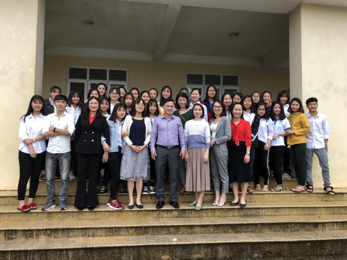  
 (right 4 in the front row: director of foreign language department, Tran Minh Duc; right 5: Shu-Ching Chang, Education Secretary of TECO inVietnam)