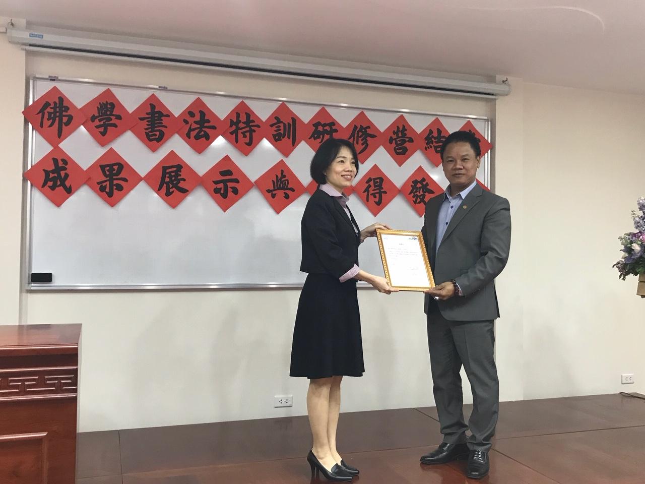 2.	Dr. Lai Quoc Khanh, Vice president of Tran Nhan Tong Academy, presents the certificate of appreciation to Taipei Economic and Cultural Office in Vietnam