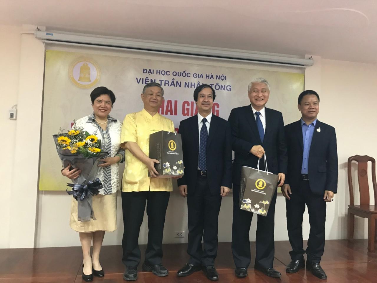 Ambassador Shih (right 2), Dr. Nguyen Kim Son, President of VNU (center), Dr. Lai Quoc Khanh, Vice President of Tran Nhan Tong Academy and Mr. and Mrs. Pan.