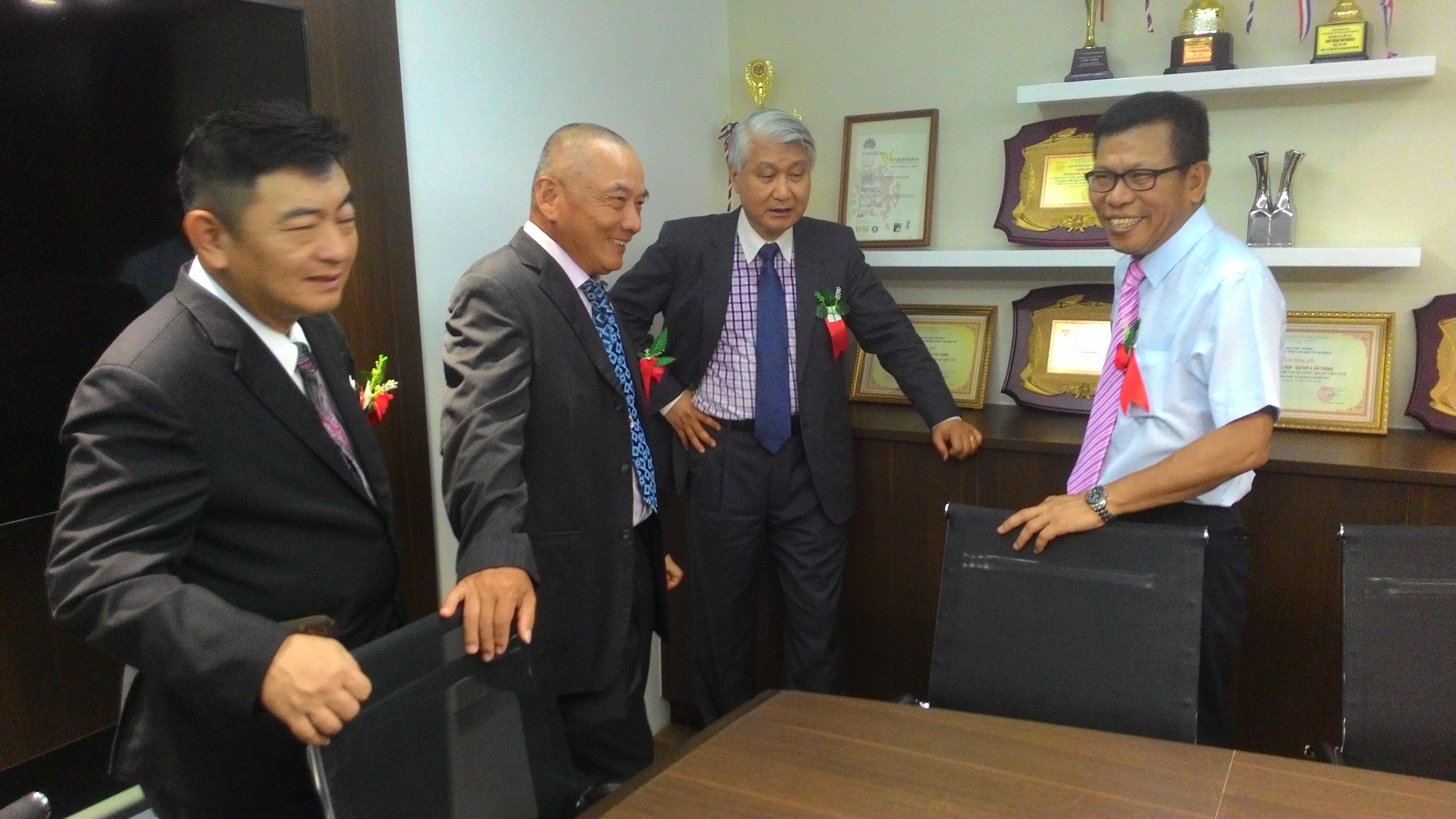 Ảnh chụp chung của Đại sứ với Chủ tịch Hội đồng quản trị CAESAR Tiêu Tuấn Tường, Hội trưởng Hội thương gia Đài Loan tại Hà Nội Diệp Kiến Đức và Hội trưởng Hội thương gia Đài Loan tại Đà Nẵng Vương Thông Thực