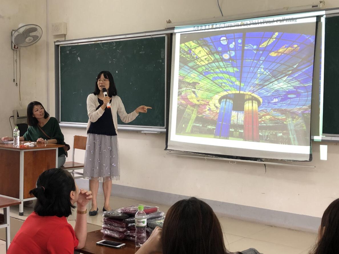  (Người đứng hàng đầu thứ 4 từ bên phải sang: Chủ nhiệm khoa ngoại ngữ Trần Minh Đức, hàng đầu thứ 5 phía bên phải sang: cô Trương Thư Tình Bí thư Giáo dục của VP Đài Bắc)