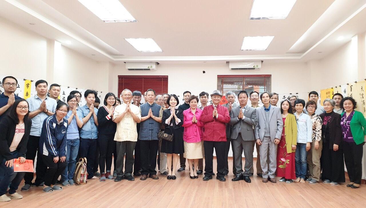 Ảnh 4 : Phó Đại diện Trần Cẩm Linh và Giáo sư Phan Khánh Trung chụp ảnh lưu niệm cùng toàn thể học viên