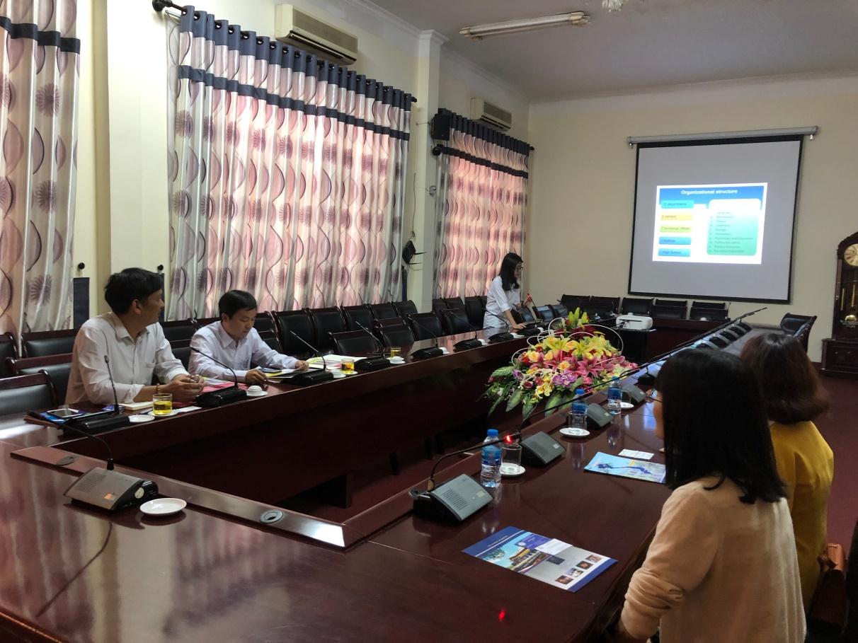 Ngồi đầu bên trái: Ông Hà Viết Hải- Trưởng phòng hợp tác quốc tế Đại học Sư phạm Huế, Ngồi đầu bên phải: Cô Trương Thư Tình bí thư Giáo dục