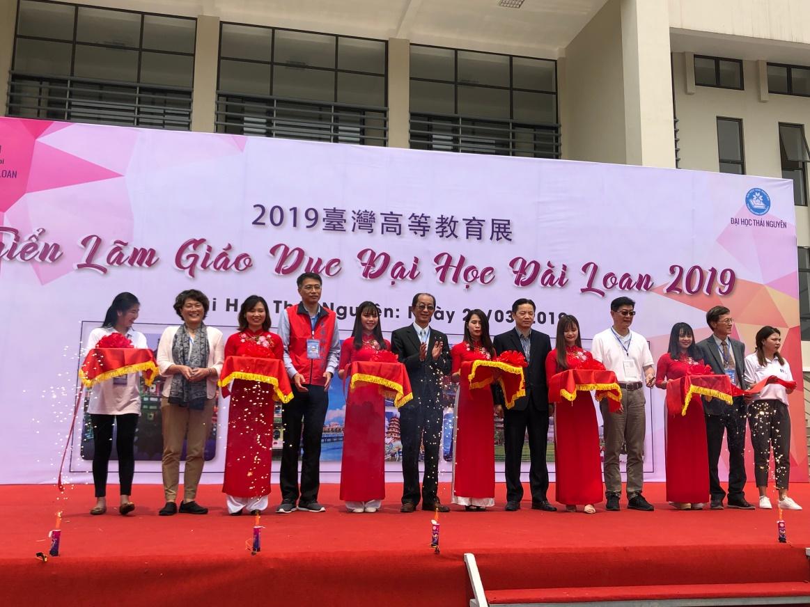 Đứng thứ 6 từ trái sang: Ông Lý Minh- Tham tán giáo dục, đứng thứ 6 từ phải sang: Ông Nguyễn Khánh Doanh- Trưởng phòng hợp tác quốc tế Đại học Thái Nguyên