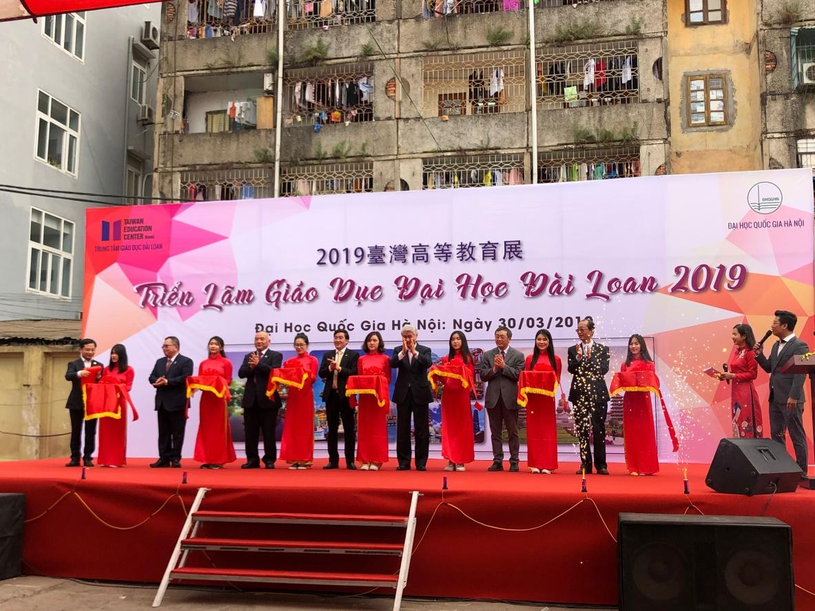 Đứng thứ 6 từ trái sang: Ông Thạch Thụy Kỳ- Trưởng đại diện Văn phòng Kinh tế và Văn hóa Đài Bắc tại Việt Nam, đứng thứ 7 từ phải sang: Ông Nguyễn Xuân Long- Phó hiệu trưởng trường Đại học Ngoại Ngữ- ĐHQGHN, Đứng thứ 4 từ phải sang: Ông Nguyễn Tiến Hồng- Tổng Bí thư Ủy Ban Công Tác Đài Loan, Đứng thứ 5 từ trái sang: Ông Cao Quốc Hoa- Ủy Viên Kiều Vụ Trung Hoa Dân Quốc, Đứng thứ 2 từ trái sang: Ông Lý Minh- Tham tán giáo dục