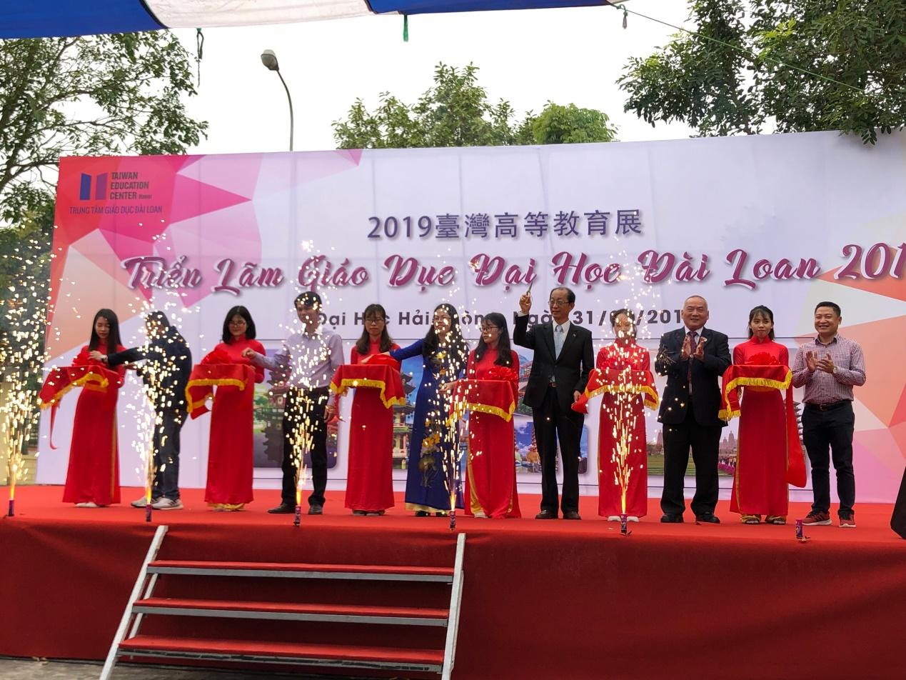 Đứng thứ 5 từ phải sang: Tham tán giáo dục Lý Minh, đứng thứ 6 từ trái sang: Bà Nguyễn Thị Hiền Hiệu trưởng Đại học Hải Phòng, đứng thứ 3 từ phải sang: Ông Cao Quốc Hoa Ủy Viên Kiều Vụ Trung Hoa Dân Quốc