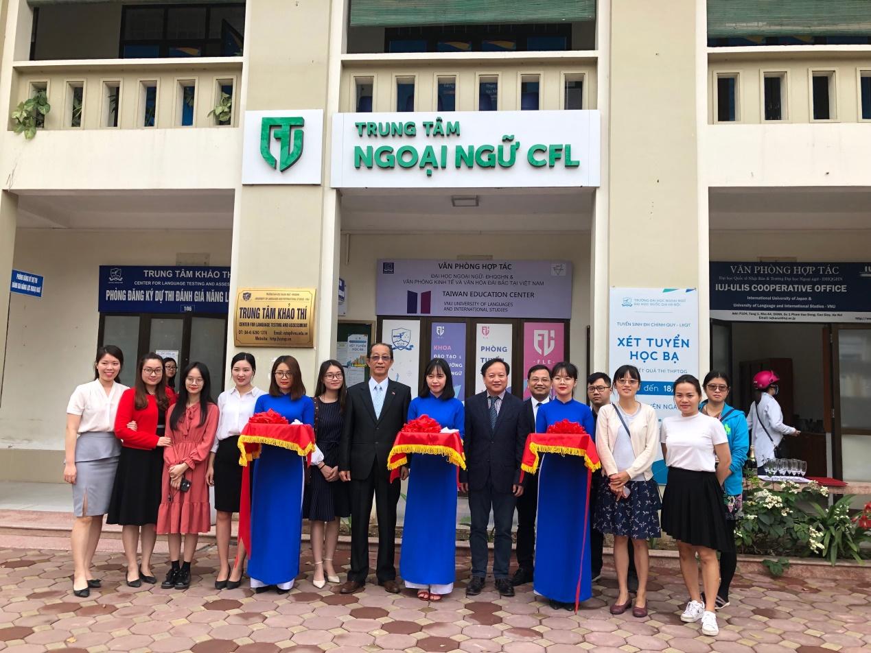 Đứng thứ 7 từ trái sang: Ông Lý Minh- Tham tán giáo dục, Đứng thứ 7 từ phải sang: Ông Đỗ Minh Hoàng, Trưởng phòng hợp tác quốc tế Đại học Ngoại Ngữ- ĐHQGHN