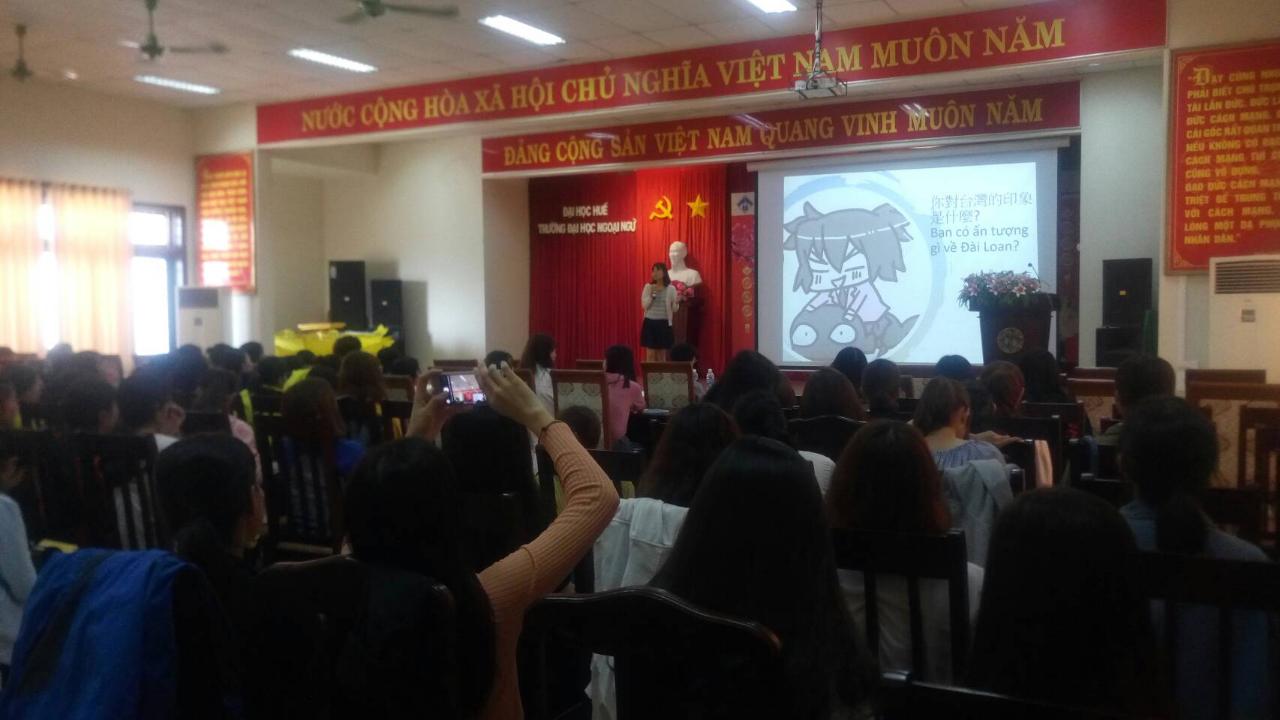 Người đang đứng: Cô Trương Thư Tình- Bí thư Giáo dục