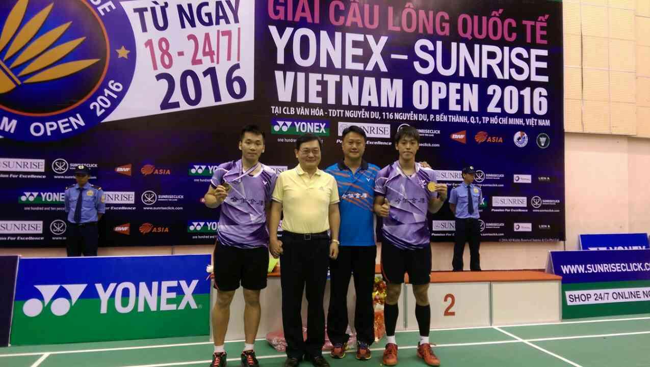 我羽球選手李洋、李晢輝7月24日獲越南羽球公開賽男子雙打冠軍，梁處長夫婦赴球場替我選手加油，並祝賀奪冠；梁處長是日晚間另設宴為我選手慶功。