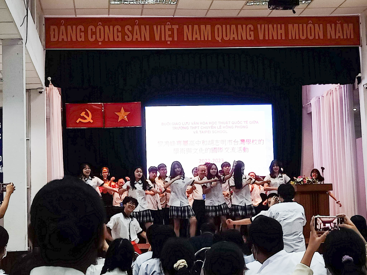 胡志明市臺灣學校學生表演