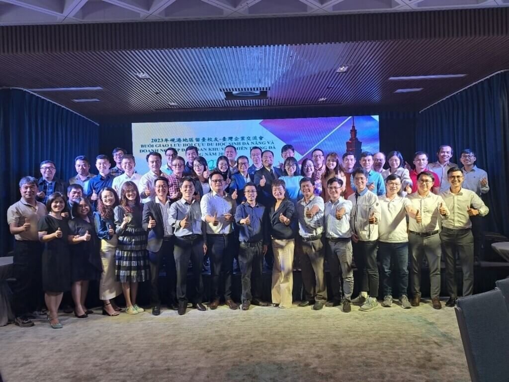 首頁 / 生活
峴港百科大學留台教師逾30人 對越南招生活廣告
2023/3/13 14:14（3/13 14:26 更新）
駐胡志明市辦事處教育組10日舉辦峴港地區留台校友與台灣企業交流晚宴，讓雙方互相交流，了解COVID-19（2019冠狀病毒疾病）疫後人力市場需求，並推動當地產學合作與人才招募。
https://www.cna.com.tw/news/ahel/202303130157.aspx