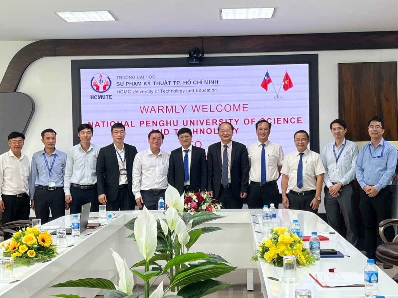 2023年4月4日國立澎湖科技大學黃有評校長（右五）拜會胡志明市技術師範大學並由該校黎孝江代理校長(中）接待，雙方洽談各項合作相關事宜