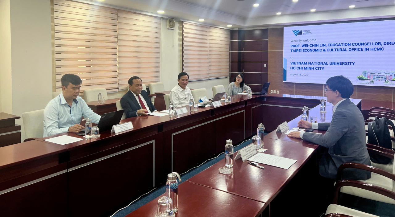 教育組林韋至組長拜會國家大學總校長武海軍，雙方進行了深入且富有成果的交流與討論。林組長對此次會面感到非常高興，並表達了期望未來能促成更多臺灣學校與國家大學在文化與教育領域的合作與交流。

未來，教育組也將積極推動雙邊在人工智慧、半導體以及人形機器人等領域的交流與合作，深化臺灣與國家大學在科技與教育方面的連結，共同開創雙贏的發展契機。