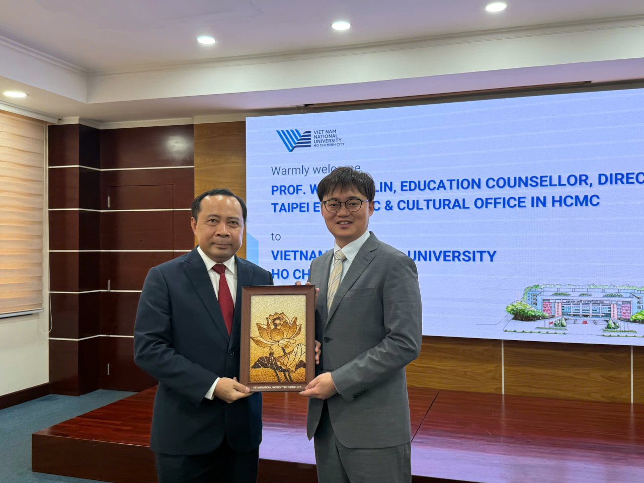 教育組林韋至組長拜會國家大學總校長武海軍，雙方進行了深入且富有成果的交流與討論。林組長對此次會面感到非常高興，並表達了期望未來能促成更多臺灣學校與國家大學在文化與教育領域的合作與交流。

未來，教育組也將積極推動雙邊在人工智慧、半導體以及人形機器人等領域的交流與合作，深化臺灣與國家大學在科技與教育方面的連結，共同開創雙贏的發展契機。