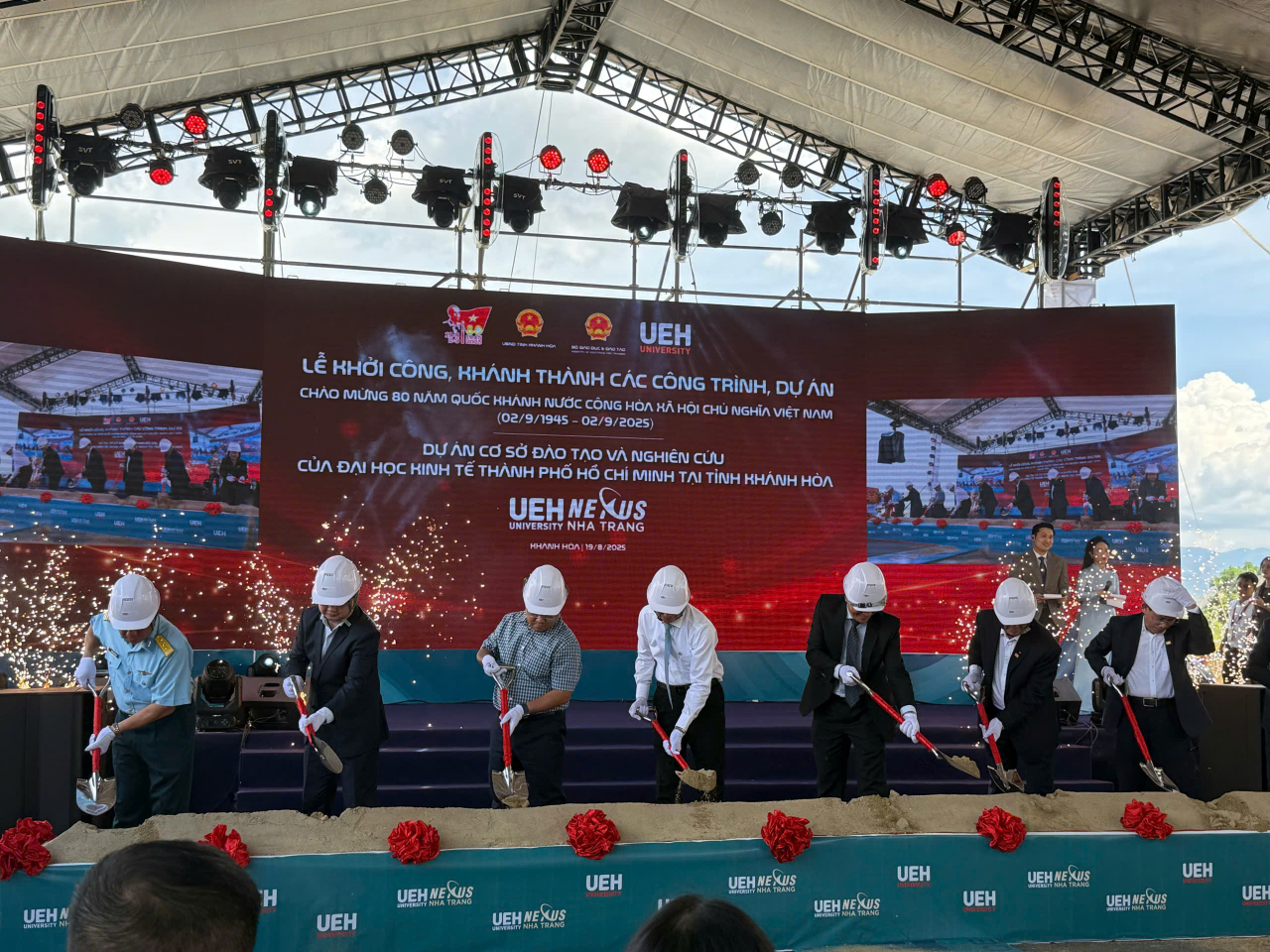 本處教育組林韋至組長於2025年8月19日出席UEH新校區的開幕典禮，也能見證越南政府在科學與教育方面的推展。越南政府同日在各地舉辦相關的科研計畫開展活動，讓人看見越南政府加強科研發展的決心。可以遇見的越南的發展一定會越來越好，希望也能跟台灣一起共同合作，一起促進科技的發展。

2025年8月17日，慶和省人民委員會正積極完善籌備工作，準備舉行一系列項目開工儀式，以慶祝八月革命成功80週年（1945年8月19日－2025年8月19日）及越南社會主義共和國國慶80週年（1945年9月2日－2025年9月2日）。此次開工的慶和省項目共4個，包括芽莊市綜合都市區；胡志明市經濟大學（UEH）芽莊分校的教學與研究設施；白石崖工業園基礎設施建設與經營項目；以及成海安置區社會住房項目。這四個項目的總投資額接近20.2兆越南盾。

慶和省人民委員會主席陳國南（Trần Quốc Nam）日前視察了芽莊市綜合都市區項目推進情況。據報告，項目投資方下龍太陽有限公司已基本完成各項開工準備，準備迎接開工儀式。截至目前，芽莊南坊已完成第一階段約30.4公頃的土地清理工作。剩餘約196公頃的土地，該坊人民委員會正依計劃加快進行賠償和土地清理工作。具體而言，地方政府持續召開會議，審議並批准對80宗土地進行賠償、補助及安置方案，涉及面積約53.6公頃；同時持續推進土地測量、清點、產權確認工作，並審批第二階段約142公頃的賠償與安置方案，預計涉及約1,100塊土地。

胡志明市經濟大學（UEH）將啟動UEH芽莊分校（UEH Nexus Campus Nha Trang）的動工建設，作為一所全新的教學與研究基地。該校區採用優化、現代、充滿活力且綠色可持續的建築設計，規劃培育2,000名學生，設有90個教職員工作職位，並配備多個專用區域用於研究、創新及社區連結。宿舍區可容納376名寄宿學生，為學生提供便利且緊密的學習與生活環境。
