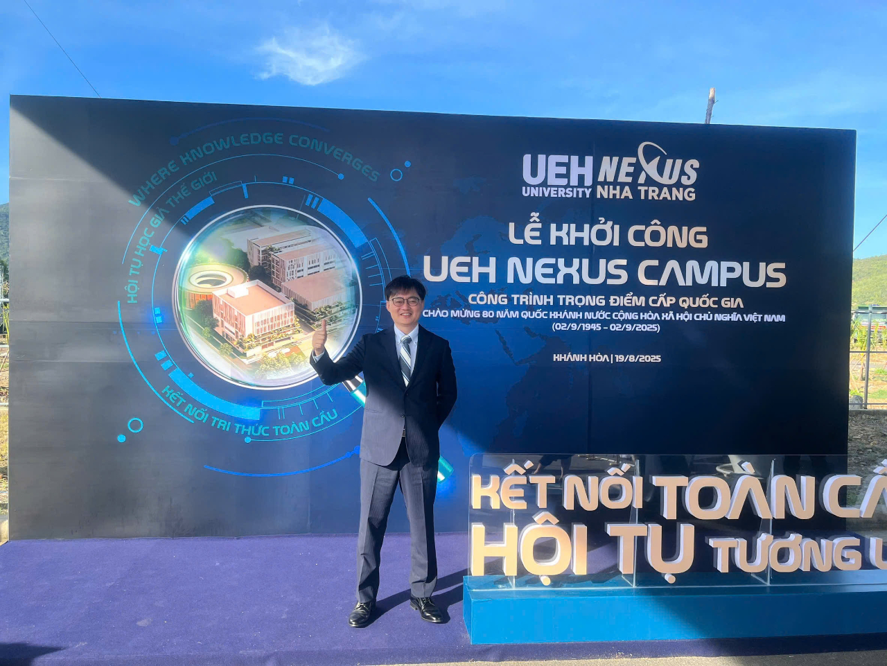 本處教育組林韋至組長於2025年8月19日出席UEH新校區的開幕典禮，也能見證越南政府在科學與教育方面的推展。越南政府同日在各地舉辦相關的科研計畫開展活動，讓人看見越南政府加強科研發展的決心。可以遇見的越南的發展一定會越來越好，希望也能跟台灣一起共同合作，一起促進科技的發展。

2025年8月17日，慶和省人民委員會正積極完善籌備工作，準備舉行一系列項目開工儀式，以慶祝八月革命成功80週年（1945年8月19日－2025年8月19日）及越南社會主義共和國國慶80週年（1945年9月2日－2025年9月2日）。此次開工的慶和省項目共4個，包括芽莊市綜合都市區；胡志明市經濟大學（UEH）芽莊分校的教學與研究設施；白石崖工業園基礎設施建設與經營項目；以及成海安置區社會住房項目。這四個項目的總投資額接近20.2兆越南盾。

慶和省人民委員會主席陳國南（Trần Quốc Nam）日前視察了芽莊市綜合都市區項目推進情況。據報告，項目投資方下龍太陽有限公司已基本完成各項開工準備，準備迎接開工儀式。截至目前，芽莊南坊已完成第一階段約30.4公頃的土地清理工作。剩餘約196公頃的土地，該坊人民委員會正依計劃加快進行賠償和土地清理工作。具體而言，地方政府持續召開會議，審議並批准對80宗土地進行賠償、補助及安置方案，涉及面積約53.6公頃；同時持續推進土地測量、清點、產權確認工作，並審批第二階段約142公頃的賠償與安置方案，預計涉及約1,100塊土地。

胡志明市經濟大學（UEH）將啟動UEH芽莊分校（UEH Nexus Campus Nha Trang）的動工建設，作為一所全新的教學與研究基地。該校區採用優化、現代、充滿活力且綠色可持續的建築設計，規劃培育2,000名學生，設有90個教職員工作職位，並配備多個專用區域用於研究、創新及社區連結。宿舍區可容納376名寄宿學生，為學生提供便利且緊密的學習與生活環境。