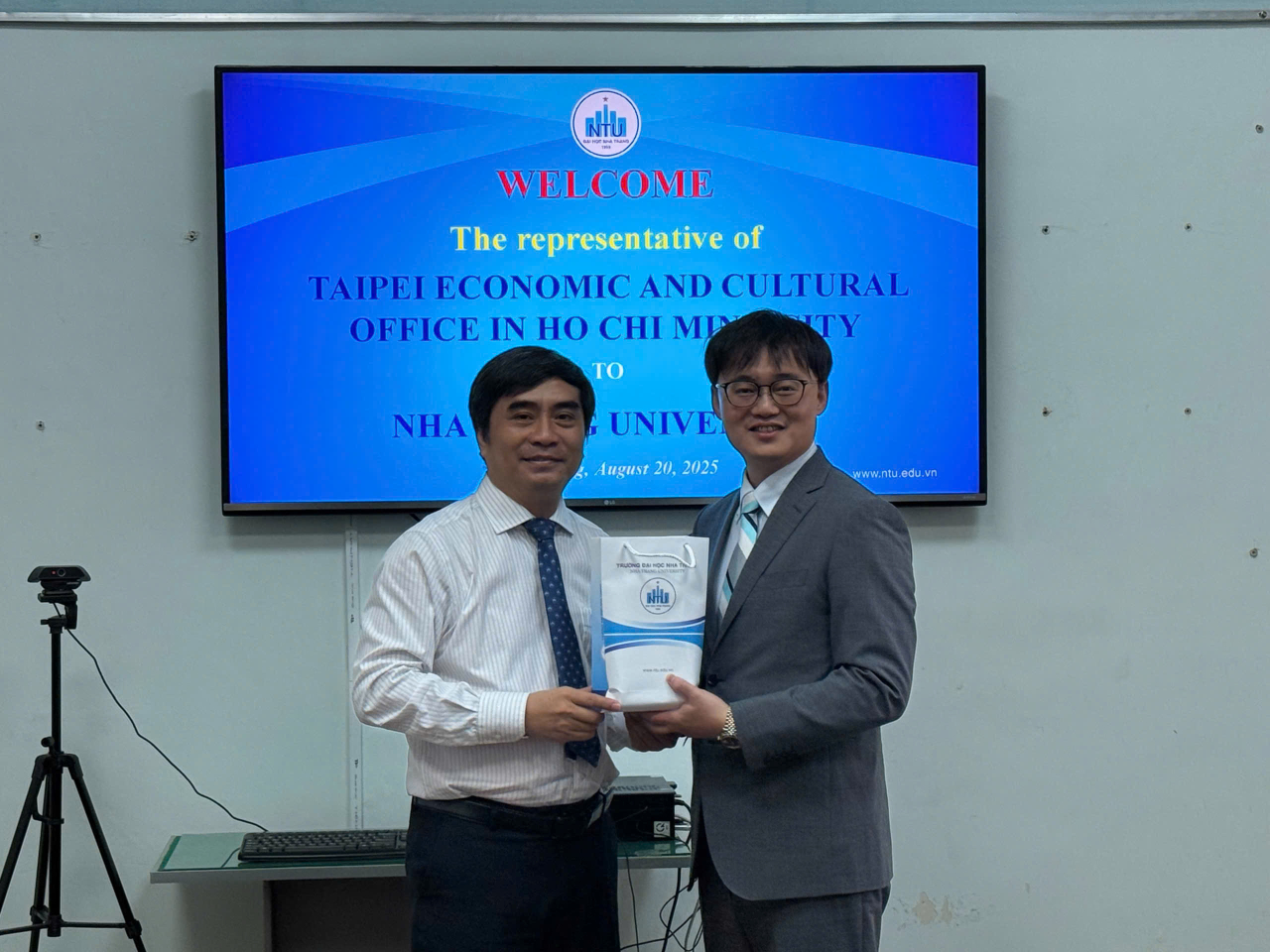 本處教育組林韋至組長於2025年8月20日拜訪芽莊大學，受到該校副校長熱情接待。雙方相談勝歡，針對多項教育交流議題深入交換意見，並展現出高度的共識。雙方皆期待未來能進一步促成芽莊大學與臺灣各大學在教學與學術領域的合作。

芽莊大學方面也期盼教育組能協助安排更多臺灣教師赴該校參訪，並歡迎推薦該校教師前往臺灣進行學術交流或深造。此外，該校特別感謝教育組推動教育部獎學金，讓多位教師有機會赴臺攻讀博士學位，提升整體教學與研究能量。