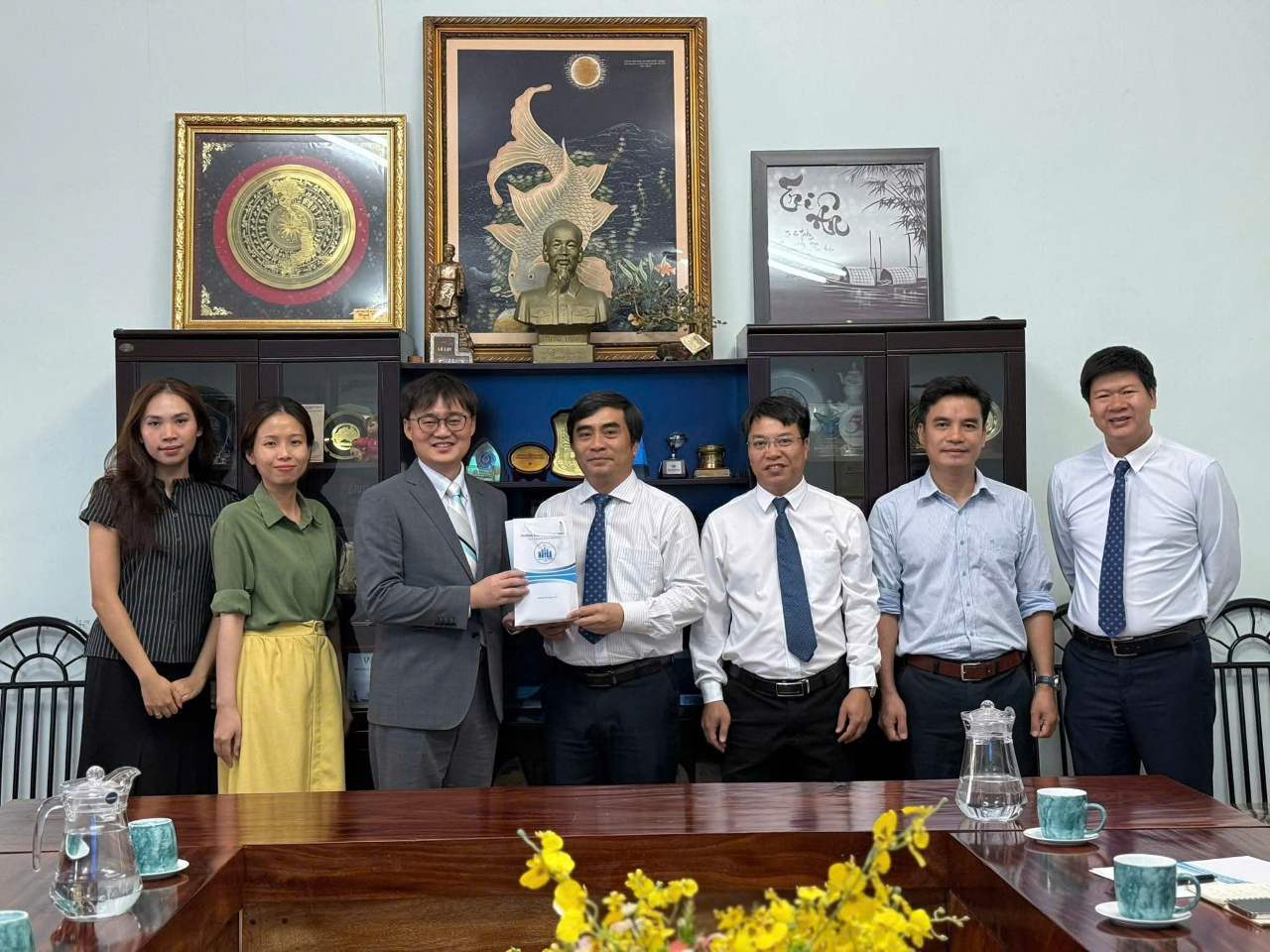 本處教育組林韋至組長於2025年8月20日拜訪芽莊大學，受到該校副校長熱情接待。雙方相談勝歡，針對多項教育交流議題深入交換意見，並展現出高度的共識。雙方皆期待未來能進一步促成芽莊大學與臺灣各大學在教學與學術領域的合作。

芽莊大學方面也期盼教育組能協助安排更多臺灣教師赴該校參訪，並歡迎推薦該校教師前往臺灣進行學術交流或深造。此外，該校特別感謝教育組推動教育部獎學金，讓多位教師有機會赴臺攻讀博士學位，提升整體教學與研究能量。