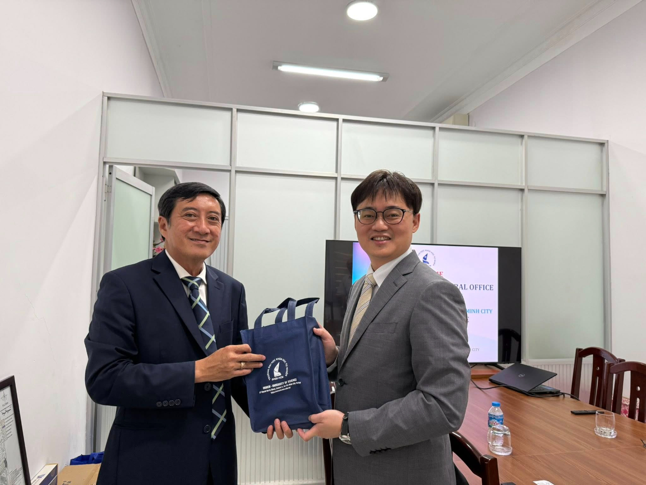 2025年8月12日本處教育林韋至參事拜會胡志明市國家大學轄下之自然科學大學，會中林組長與校長陳黎官討論未來如何鏈結該校與台灣高校進行合作，將研究合作拓展至新興科技、跨領域科學等範疇，提供兩地師生更完善的研究環境與協助，共同執行研究計畫。