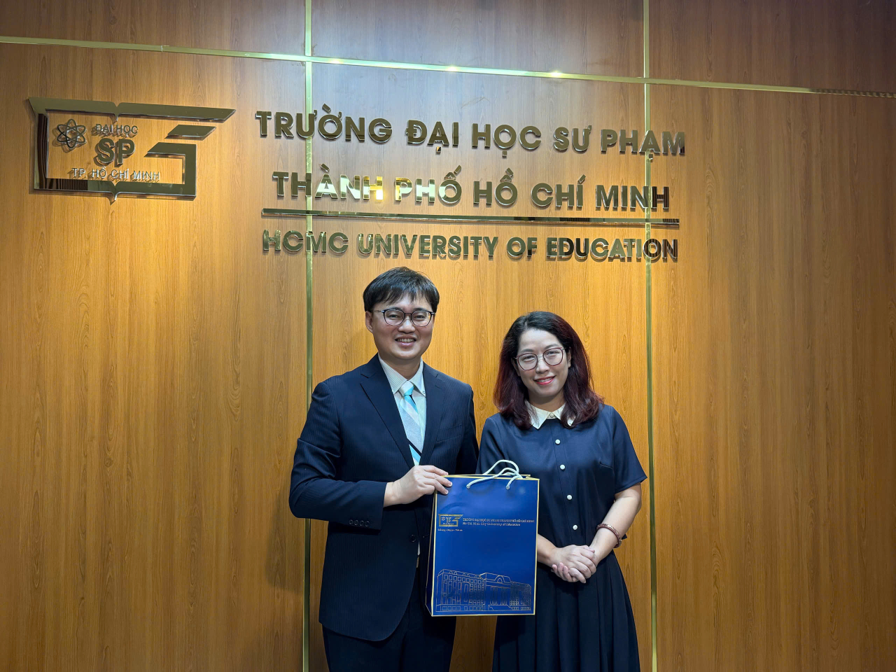 本處教育組林韋至組長於2024年8月11日拜會胡志明市師範大學副校長裴陳瓊玉（Bùi Trần Quỳnh Ngọc）。林韋至組長對胡志明市師範大學在教育、科研及師資培育方面的成就表示高度肯定。他指出，該校在越南高等教育領域扮演重要角色，兼具傳統與創新精神，與臺灣各所學校未來的合作前景可期。林組長強調，教育組將全力支持兩校以及臺灣其他高等教育機構之間的學術交流與合作，期望促成更多師生互訪、聯合研究與人才培育計畫，攜手培養兼具國際視野與專業能力的教育人才。

裴陳瓊玉副校長則表示，胡志明市師範大學長期重視國際合作，學校期待在師資培訓、課程研發、學術研究及文化交流等多個領域深化與臺灣高等教育機構的合作，打造互利共贏、長遠穩定的夥伴關係。