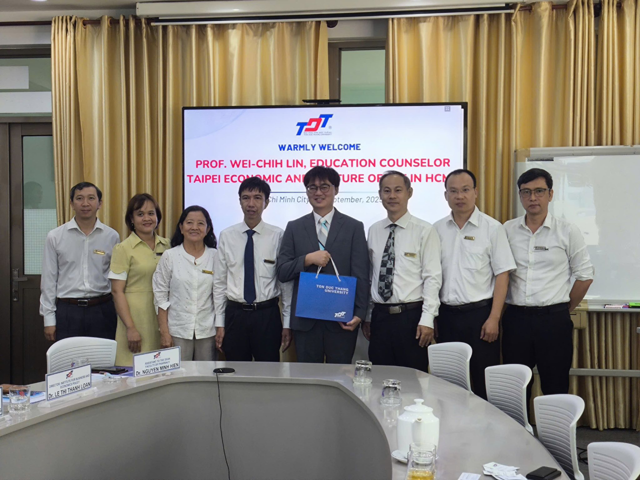 2025年9月4日，本處教育組林韋至參事拜會孫德勝大學，特別感謝孫德勝大學副校長的熱情接待，也很高興有多位系主任出席並介紹各自的系所。透過交流，進一步了解到該校許多系所與台灣多所大學，包括陽明交通大學、成功大學、文化大學等，皆已建立起深厚的合作與聯繫。

同時，也感謝國際長親自帶領參觀校園。校園環境優雅宜人，並擁有多座現代化的新建築，其中包括設施完善的新圖書館，充分展現出學校在教學與研究資源上的持續投入與發展。林參事表示，期盼未來雙方能在既有基礎上進一步拓展合作，共同推動台越高等教育交流邁向新階段。