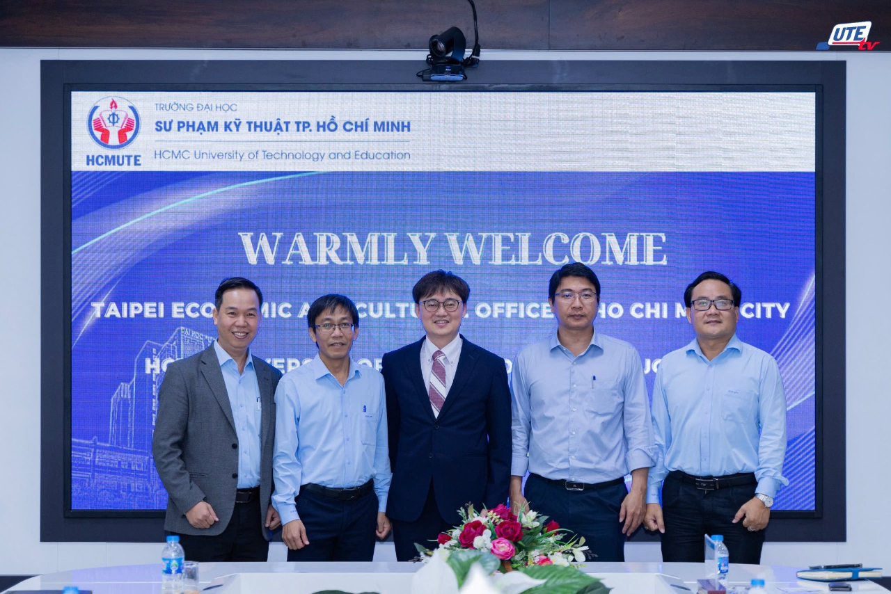 2025年8月22日，本處教育組林韋至參事拜會胡志明市技術師範大學，與校方各系老師進行了深入交流。會中，林組長與學校各位老師探討未來如何進一步鏈結該校與台灣高校，推動雙方在學術與研究上的合作。

林參事也特別感謝學校安排學生進行交流，林組長除回覆學生關於赴台留學時可能面臨的問題及因應方式外，也分享了自己在海外求學的經歷，期盼能為學生未來的學習與發展提供參考。

林組長表示，期待未來台灣與越南在高等教育領域的交流與合作能更加緊密，共同培育具有國際視野的人才。