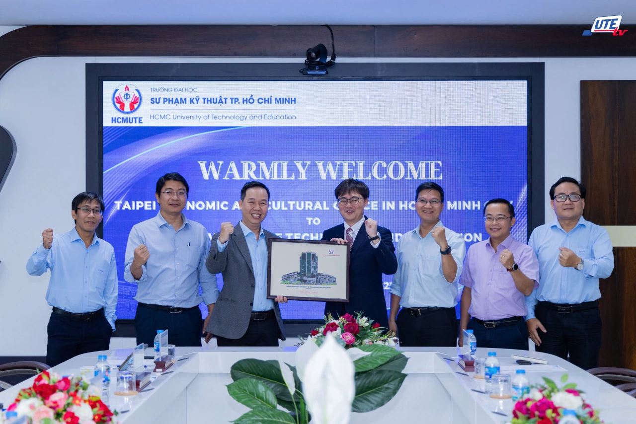 2025年8月22日，本處教育組林韋至參事拜會胡志明市技術師範大學，與校方各系老師進行了深入交流。會中，林組長與學校各位老師探討未來如何進一步鏈結該校與台灣高校，推動雙方在學術與研究上的合作。

林參事也特別感謝學校安排學生進行交流，林組長除回覆學生關於赴台留學時可能面臨的問題及因應方式外，也分享了自己在海外求學的經歷，期盼能為學生未來的學習與發展提供參考。

林組長表示，期待未來台灣與越南在高等教育領域的交流與合作能更加緊密，共同培育具有國際視野的人才。