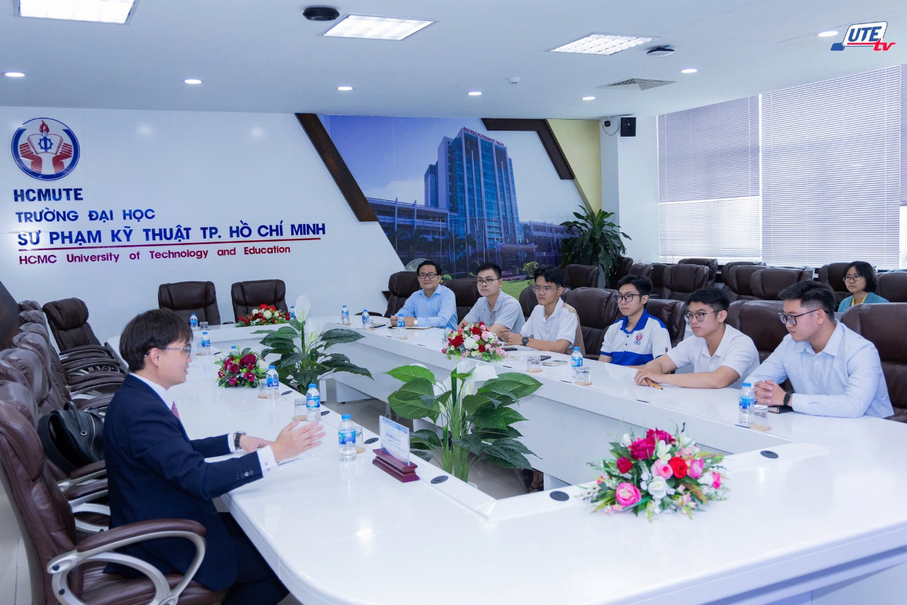 2025年8月22日，本處教育組林韋至參事拜會胡志明市技術師範大學，與校方各系老師進行了深入交流。會中，林組長與學校各位老師探討未來如何進一步鏈結該校與台灣高校，推動雙方在學術與研究上的合作。

林參事也特別感謝學校安排學生進行交流，林組長除回覆學生關於赴台留學時可能面臨的問題及因應方式外，也分享了自己在海外求學的經歷，期盼能為學生未來的學習與發展提供參考。

林組長表示，期待未來台灣與越南在高等教育領域的交流與合作能更加緊密，共同培育具有國際視野的人才。