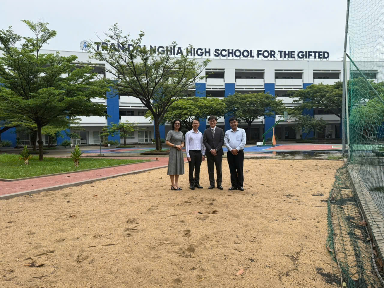 2025年9月3日，本處教育組林韋至參事拜會陳大義資優高中。陳大義資優高中自兩年前依教育部規定拆分為資優高中部與一般高中部，目前僅設高中部，約有一千名學生，每學年度開設十五個班級。依發展規劃，該校資優部將於兩年後完全改制，僅招收資優學生（K10–K12）。

校長在訪談中提出三項需求。首先，期望於今年十月與台灣大學建立交流，拓展學生赴台升學的機會；該校已有畢業生就讀台灣大學、台灣科技大學及清華大學，顯示學生對赴台深具興趣。其次，學校計畫於明年一月舉辦國際招生活動，並邀請澳洲、日本、新加坡、香港及台灣學校參與，其中新加坡已提供獎學金。最後，校方希望與台灣學校合作中文課程，運用既有的遠距教學設備，提升學生華語能力並加強台越教育交流。

目前胡志明市共有五所資優高中，陳大義資優高中在此背景下積極強化辦學特色，並拓展國際合作。整體而言，該校不僅重視在地教育品質，也展現國際視野，值得台灣各大學持續關注與合作。