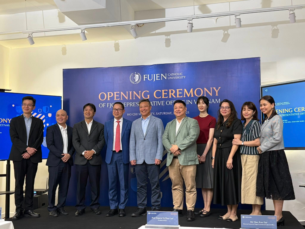 2025年9月27日，教育參事林韋至出席輔仁大學與胡志明市經濟大學（UEH）之合作簽約儀式。此次簽約雙方達成多項合作共識，其中包括「2+2」雙聯學位學程，越南學生可於大學前兩年於UEH就讀，後兩年前往輔仁大學修讀課程，畢業後可同時獲得兩校學位。林參事表示，若越南其他大學有意與臺灣大學推動「2+2」或「3+2」雙聯學位學程，歡迎隨時洽詢，駐處將樂意協助媒合相關合作機會，以深化臺越兩國之教育交流與夥伴關係。