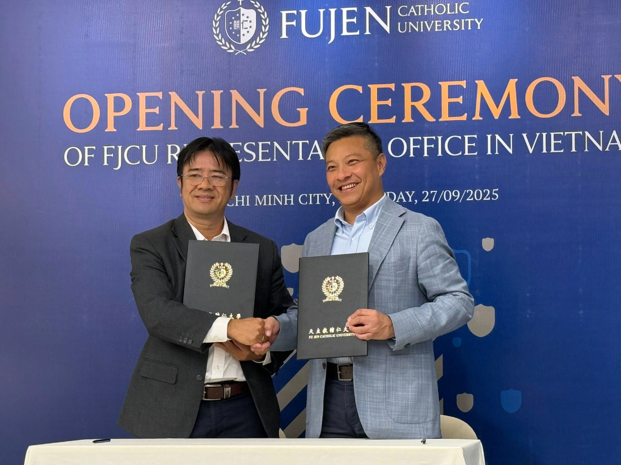 2025年9月27日，教育參事林韋至出席輔仁大學與胡志明市經濟大學（UEH）之合作簽約儀式。此次簽約雙方達成多項合作共識，其中包括「2+2」雙聯學位學程，越南學生可於大學前兩年於UEH就讀，後兩年前往輔仁大學修讀課程，畢業後可同時獲得兩校學位。林參事表示，若越南其他大學有意與臺灣大學推動「2+2」或「3+2」雙聯學位學程，歡迎隨時洽詢，駐處將樂意協助媒合相關合作機會，以深化臺越兩國之教育交流與夥伴關係。