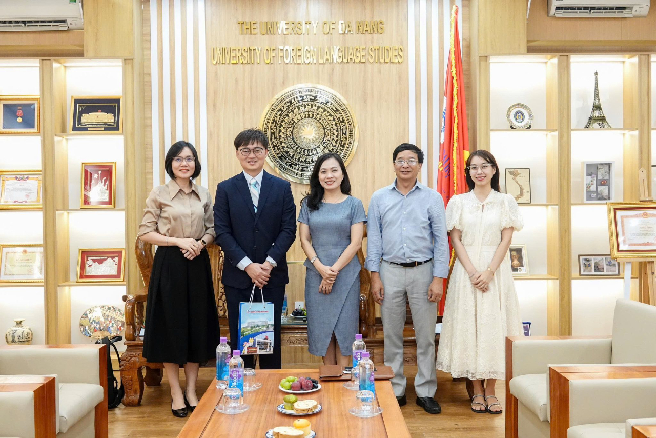 2025年9月23日，教育組林韋至組長拜訪峴港大學附屬外國語大學，與該校副校長、國際長及中文系系主任會晤。會中，學校詳細介紹現有組織架構、各學系概況及未來發展方向，雙方並就交流與合作議題深入交換意見。峴港大學表示，希望教育組能持續協助引介更多學生赴該校參訪與交換，以培育更多具備華語與越語專長之師資。國際長亦高度肯定台灣文藻大學交換學生在該校的優異表現，期盼未來有更多台灣學生前來參訪交流。此外，該校亦願與教育組合作，於校內設置華語文能力測驗考場，便利峴港地區有志赴台就讀之學生就近應試，減少舟車勞頓並降低負擔。教育組特別感謝該校的協助與支持，期待雙方持續深化合作，共同推動臺越高等教育與語文交流。