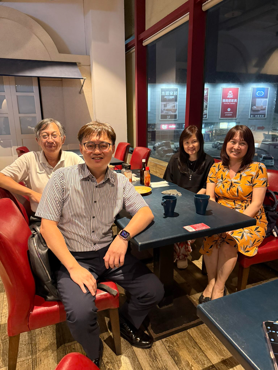 林參事於10月15日出席文藻外語大學之晚宴。經討論後，將於近期成立「華語中心聯盟」，預計邀請七所大學加入。聯盟成員將提供部分華語課程，供學生在線上學習與交流使用，進一步促進跨校學習資源共享。此外，教育組也規劃於明年協助培訓華語教師，為有意成立華語課程的越南大學提供支持與合作機會。歡迎有興趣的學校與我們聯繫，共同推動華語教育的國際合作。