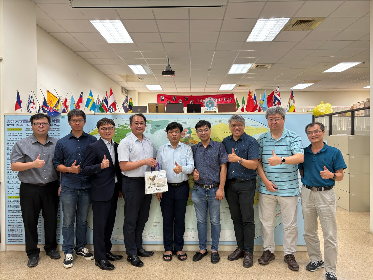 林參事於10月18日隨同UEH工程學院參訪海洋大學，雙方即將簽署合作備忘錄（MOU）。根據規畫，明年二月UEH將推薦二十位學生至海洋大學機電系與電機系，參加3+1+1學程。學生可在海洋大學完成畢業專題，取得學位後，亦可繼續升讀碩士班。若越南其他大學有意進行類似合作，歡迎聯繫，我們將協助推薦並促進與台灣高校的合作洽談。