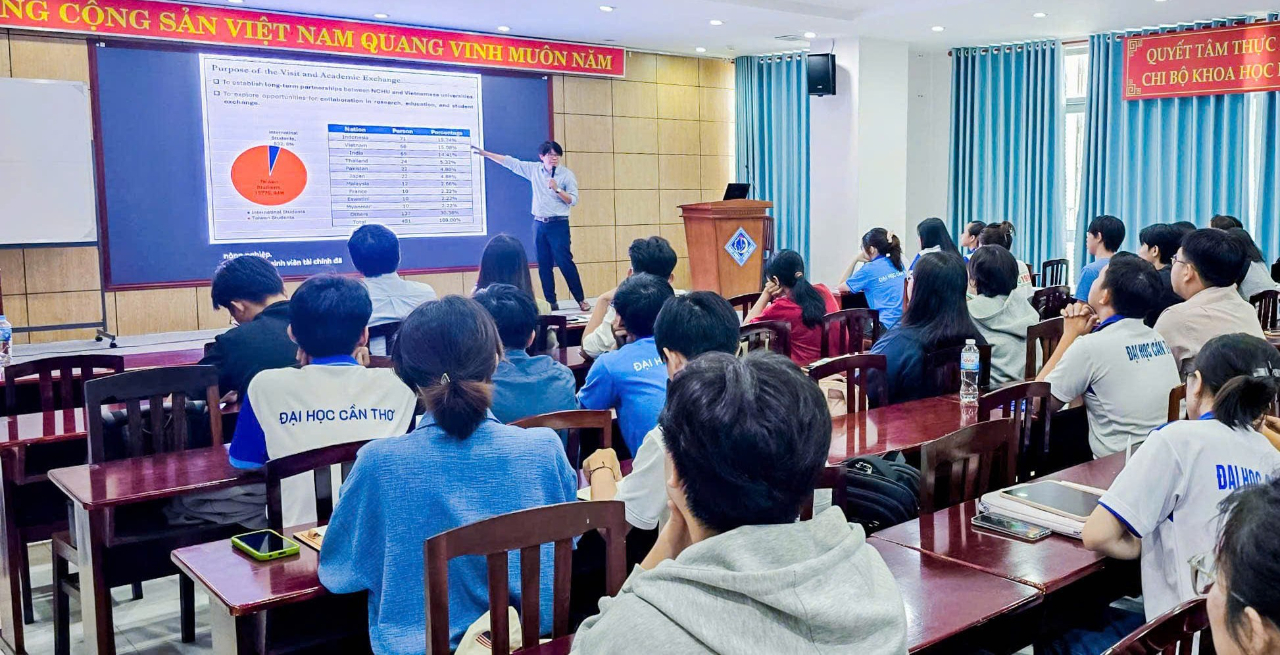 林組長於10月22日陪同中興大學前往肯特大學進行學術參訪與交流。此次交流活動旨在促進兩校之間的學術合作與經驗分享。感謝肯特大學校方的熱情招待，並為四位教授安排與學生進行面對面座談與交流。此次活動吸引了大量學生參與，並且學生們踴躍提問，尤其關心有關到台灣留學的問題，展現出對台灣教育體系的濃厚興趣。未來，教育組將選定若干具體主題。這將為兩校的長期合作提供更多便捷且高效的溝通平台。」