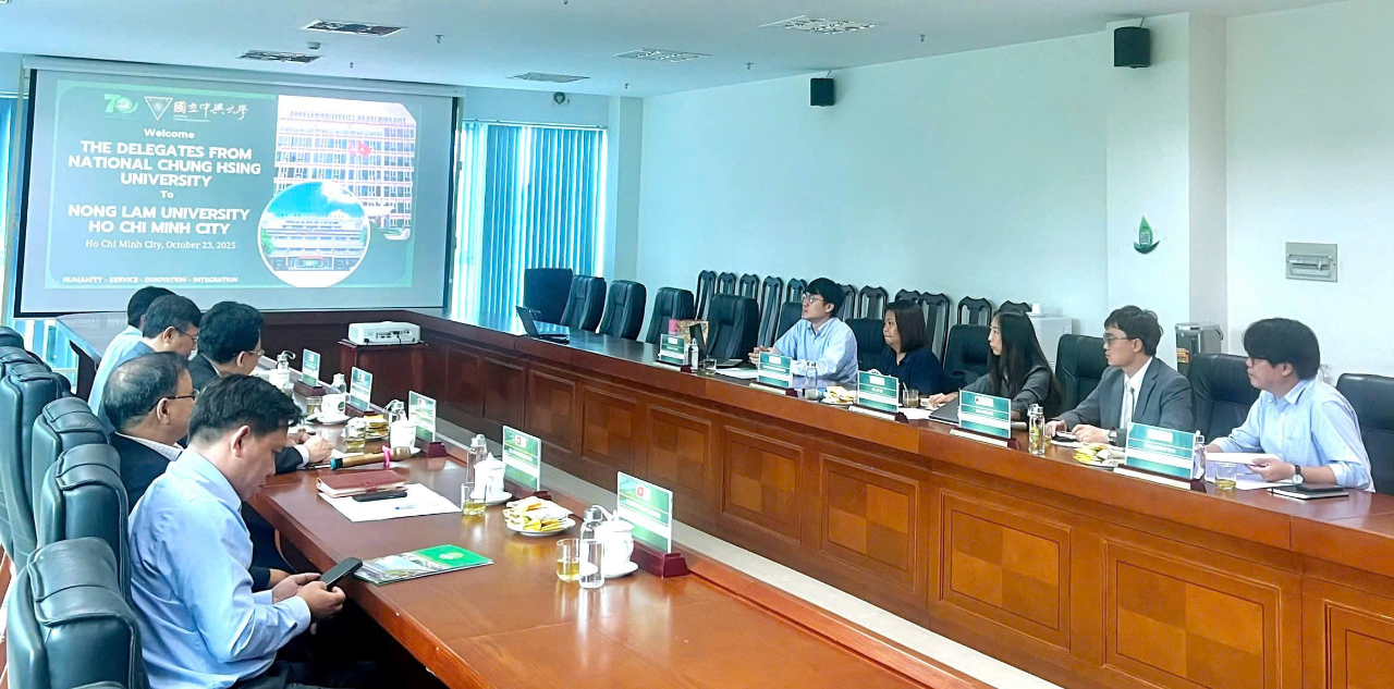 林組長於10月23日陪同中興大學前往農林大學進行學術交流與參訪。在此，特別感謝農林大學的副校長、國際長及各科系教師的熱情接待與安排。中興大學是台灣農業領域的頂尖學府，獸醫學院與農學院的卓越研究成果與聲譽廣受推崇。會中，雙方主管針對如何加強兩校間的交流合作進行了深入討論，並探索未來更多的合作機會。為了促進實質的學術交流，農林大學也貼心地安排了中興大學教授分別與不同科系的學生與教師進行面對面的座談。學生們積極參與，提出了關於到台灣留學的相關流程與研究題目，並獲得了寶貴的指導和建議。期待未來農林大學能夠有更多師生前往台灣交流、回訪，進一步加深雙方的合作與了解，共同促進兩國農業與教育領域的發展。