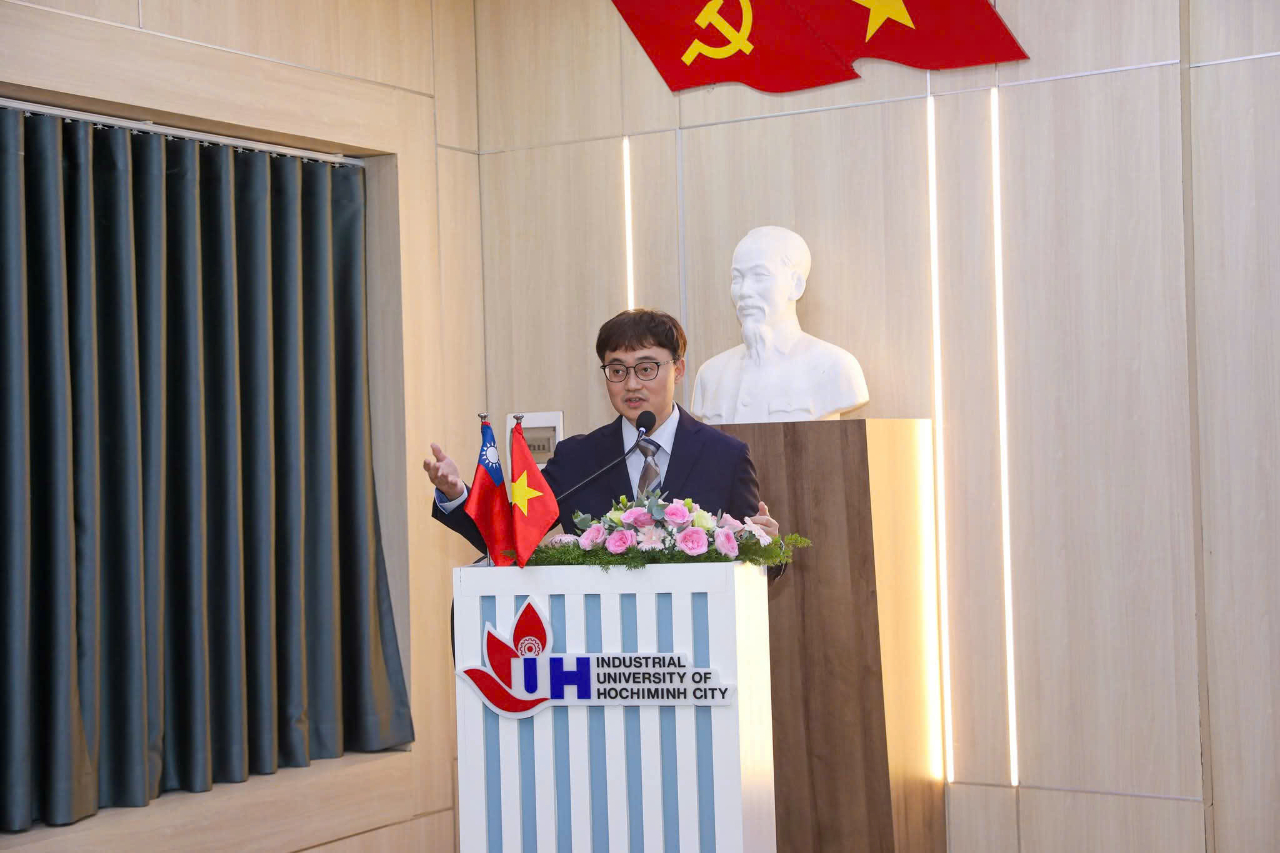 林組長於10月24日陪同中興大學參訪胡志明市工業大學，我們非常感謝胡志明市工業大學熱情接待中興大學農學院與獸醫學院的參訪團，並安排了與學生的座談會。此次交流活動為雙方提供了寶貴的互動機會。在座談會上，中興大學的師長們向胡志明市工業大學的學生介紹了中興大學的地理環境、教學設施以及研究資源，並鼓勵學生未來申請中興大學繼續深造，拓展學術視野。值得一提的是，胡志明市工業大學目前有多位教師曾在台灣求學並獲得博士學位，其中一位教師曾在中興大學精密所獲得博士學位，並且目前在工業大學從事微機電領域的研究，其研究成果表現卓越。此次交流活動增進了兩校師生之間的了解，未來也期望能夠開展更多的學術合作與交流，推動台越雙邊在教育與科研領域的共同發展。