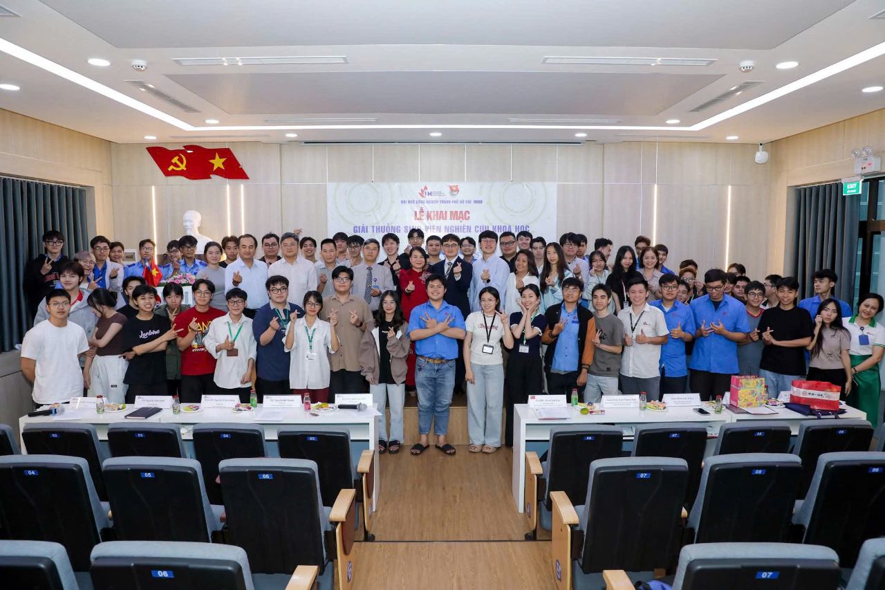 林組長於10月24日陪同中興大學參訪胡志明市工業大學，我們非常感謝胡志明市工業大學熱情接待中興大學農學院與獸醫學院的參訪團，並安排了與學生的座談會。此次交流活動為雙方提供了寶貴的互動機會。在座談會上，中興大學的師長們向胡志明市工業大學的學生介紹了中興大學的地理環境、教學設施以及研究資源，並鼓勵學生未來申請中興大學繼續深造，拓展學術視野。值得一提的是，胡志明市工業大學目前有多位教師曾在台灣求學並獲得博士學位，其中一位教師曾在中興大學精密所獲得博士學位，並且目前在工業大學從事微機電領域的研究，其研究成果表現卓越。此次交流活動增進了兩校師生之間的了解，未來也期望能夠開展更多的學術合作與交流，推動台越雙邊在教育與科研領域的共同發展。