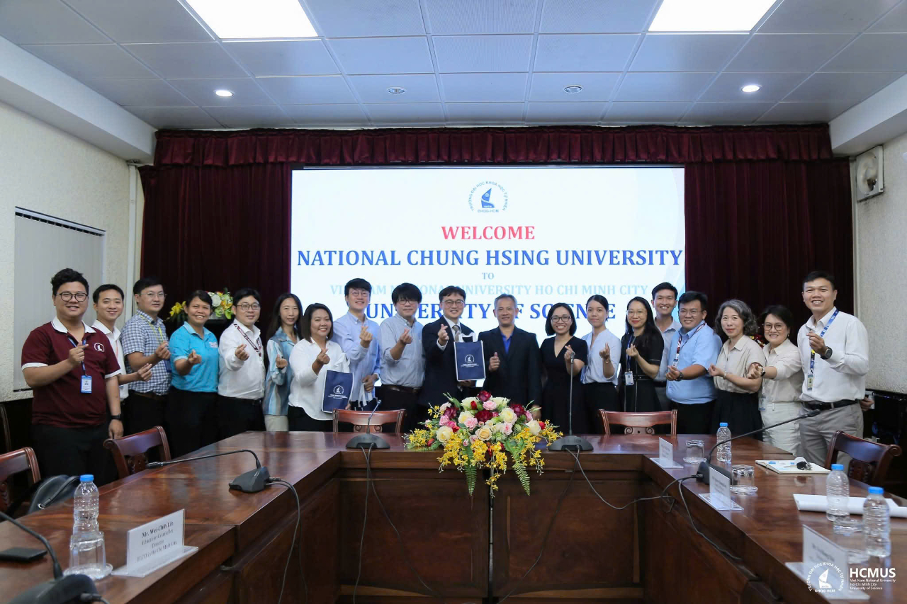 林組長於10月24日陪同中興大學參訪自然科學大學進行學術交流 討論展望未來合作。非常感謝自然科學大學精心安排的學術交流與討論會，為中興大學農學院與獸醫學院的教授們提供了一個與生物科學、環境工程、化學、材料學、應用物理等領域的教師直接交流的寶貴機會。會中，雙方的討論熱烈且富有成效，原定的討論時間已經超過兩個小時，但大家仍然意猶未盡，繼續深入交流。這充分展現了兩校師生之間對學術合作的高度熱情與期待。我們相信，未來兩校間將會有更多實質的合作與交流活動，這將有助於推動台越雙邊在科技與技術發展方面的共同進步。