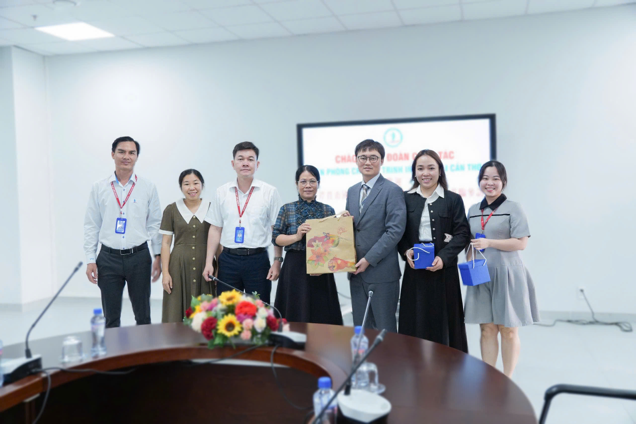 2026年3月4日下午，教育組林韋至組長前往拜會同塔大學。
在工作會議中，雙方就學生足球交流活動進行了熱烈的討論，並將其視為深化雙方友誼的重要文化橋樑。藉此機會，林組長也詳細介紹了臺灣教育部的各項獎學金計畫，為該校學生在國際環境中學習與提升技能開啟了更多契機。
校方對教育組所促成之交流機會及相關分享表達誠摯感謝，並表示未來將積極向校內師生推廣臺灣獎學金資訊，並持續推動各項教育合作計畫。
