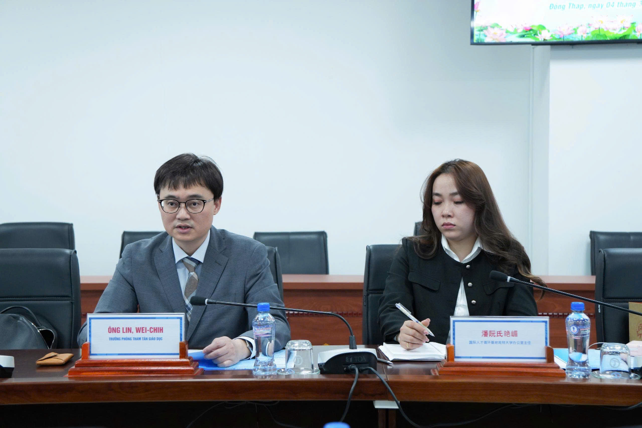 2026年3月4日下午，教育組林韋至組長前往拜會同塔大學。
在工作會議中，雙方就學生足球交流活動進行了熱烈的討論，並將其視為深化雙方友誼的重要文化橋樑。藉此機會，林組長也詳細介紹了臺灣教育部的各項獎學金計畫，為該校學生在國際環境中學習與提升技能開啟了更多契機。
校方對教育組所促成之交流機會及相關分享表達誠摯感謝，並表示未來將積極向校內師生推廣臺灣獎學金資訊，並持續推動各項教育合作計畫。
