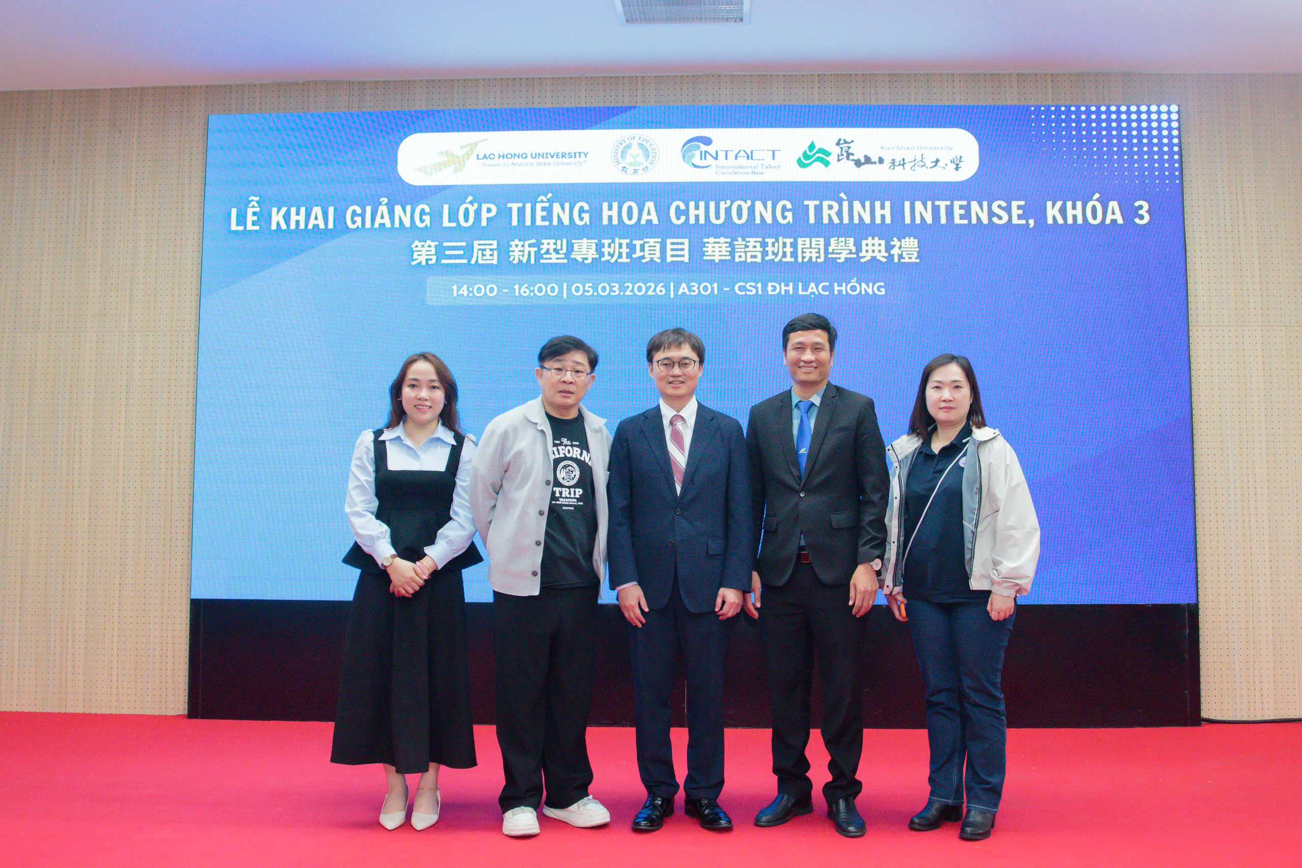 2026年3月5日，林韋至參事拜會出席駱鴻大學「INTENSE獎學金計畫」華語班開學典禮。
典禮中，林參事致詞表示，臺灣提供多元且完善的獎學金制度，積極支持國際學生赴臺學習與發展。他並指出，在全球化趨勢下，優異的外語能力已成為進入職場的重要競爭優勢。語言能力越強，不僅有助於取得理想職位與優渥待遇，亦能拓展個人職涯發展空間。
