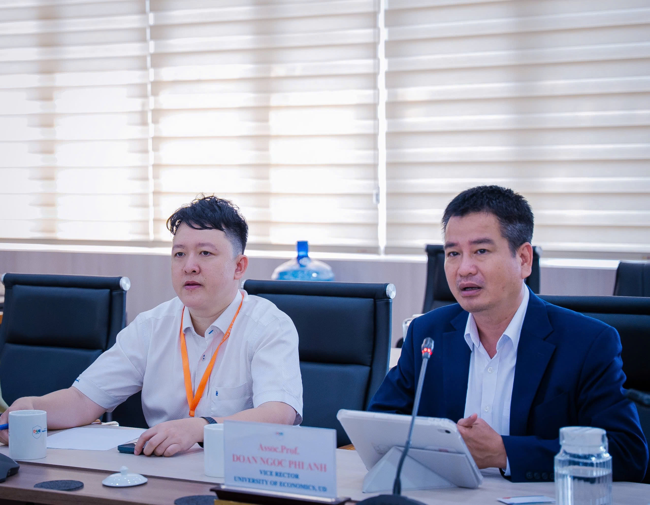 本處教育組林韋至組長於2026年4月20日拜會峴港經濟大學，旨在雙方逾十年的合作基礎上，進一步擴大教育交流與合作。
會談中，臺方詳細介紹了多項具吸引力的獎學金計畫：包含每年約50個教師進修名額（提供免學費及每月900至950美元津貼），以及針對學生的「國際人才循環基地」（INTENSE）計畫（提供每月約800萬越南盾補助、實習期間每月約3.2萬新台幣薪資，畢業後須承諾留臺工作2年）。
雙方達成共識，將致力推動在人工智慧、半導體及金融科技等領域的師資交流、學術研究與人才培育；同時，期盼於7月25日舉辦的國際研討會上正式簽署合作協議，並積極規劃後續赴臺之考察與工作訪問。
