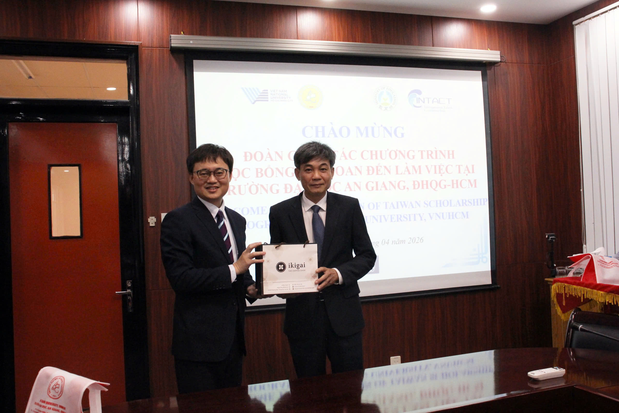 教育組林韋至參事於2026年4月16日拜會安江大學。
會談期間，林參事與校方高層就教育部臺灣各項獎學金的資訊、政策及申請流程進行了深度探討。林參事特別強調了臺越大學間合作的重要性，並表示期許雙方在不久的將來，能進一步落實學術交流、教師互訪及學生交換等實質活動。
同日下午，林參事與該校250多名學生進行交流，分享臺灣半導體產業的強勁發展趨勢。他特別強調：「精通華語是申請獎學金的一大優勢。因此，我們建議開設免費華語課程，旨在協助學生提升語言能力，從而增強其留學申請的競爭力。」
訪問結束之際，安江大學高層對林參事的務實分享表示感謝，並強調校方將竭力提供最佳條件，以推動雙方教育合作關係邁向更加穩固與深化的新里程。
