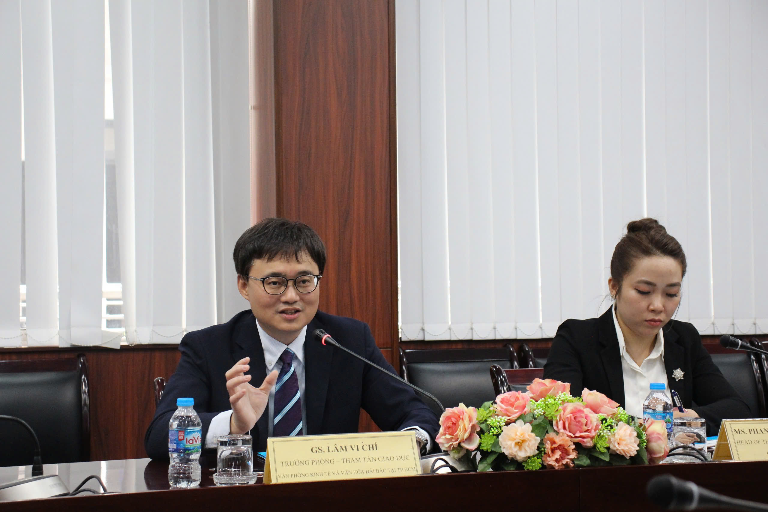 教育組林韋至參事於2026年4月16日拜會安江大學。
會談期間，林參事與校方高層就教育部臺灣各項獎學金的資訊、政策及申請流程進行了深度探討。林參事特別強調了臺越大學間合作的重要性，並表示期許雙方在不久的將來，能進一步落實學術交流、教師互訪及學生交換等實質活動。
同日下午，林參事與該校250多名學生進行交流，分享臺灣半導體產業的強勁發展趨勢。他特別強調：「精通華語是申請獎學金的一大優勢。因此，我們建議開設免費華語課程，旨在協助學生提升語言能力，從而增強其留學申請的競爭力。」
訪問結束之際，安江大學高層對林參事的務實分享表示感謝，並強調校方將竭力提供最佳條件，以推動雙方教育合作關係邁向更加穩固與深化的新里程。
