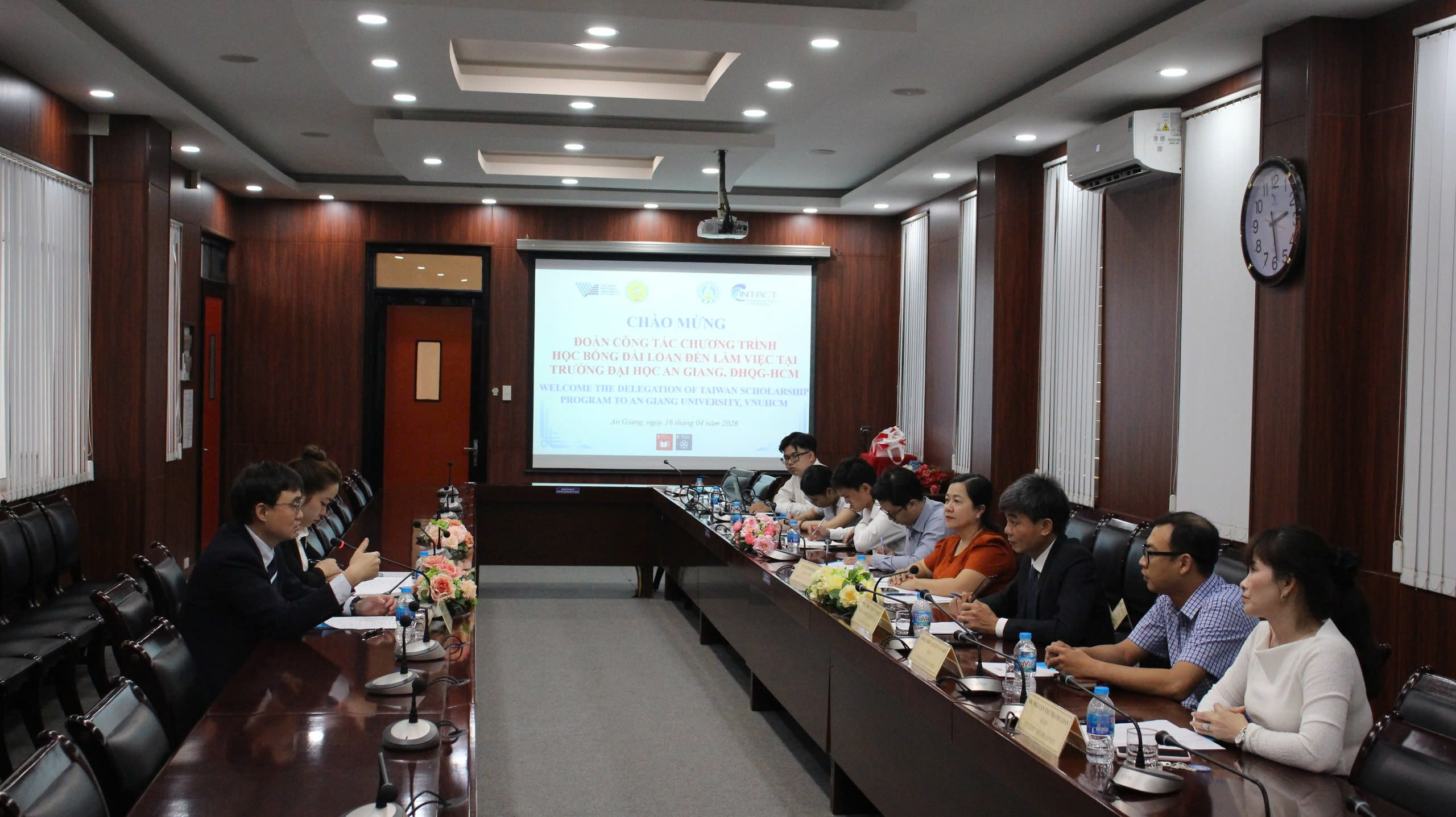 教育組林韋至參事於2026年4月16日拜會安江大學。
會談期間，林參事與校方高層就教育部臺灣各項獎學金的資訊、政策及申請流程進行了深度探討。林參事特別強調了臺越大學間合作的重要性，並表示期許雙方在不久的將來，能進一步落實學術交流、教師互訪及學生交換等實質活動。
同日下午，林參事與該校250多名學生進行交流，分享臺灣半導體產業的強勁發展趨勢。他特別強調：「精通華語是申請獎學金的一大優勢。因此，我們建議開設免費華語課程，旨在協助學生提升語言能力，從而增強其留學申請的競爭力。」
訪問結束之際，安江大學高層對林參事的務實分享表示感謝，並強調校方將竭力提供最佳條件，以推動雙方教育合作關係邁向更加穩固與深化的新里程。
