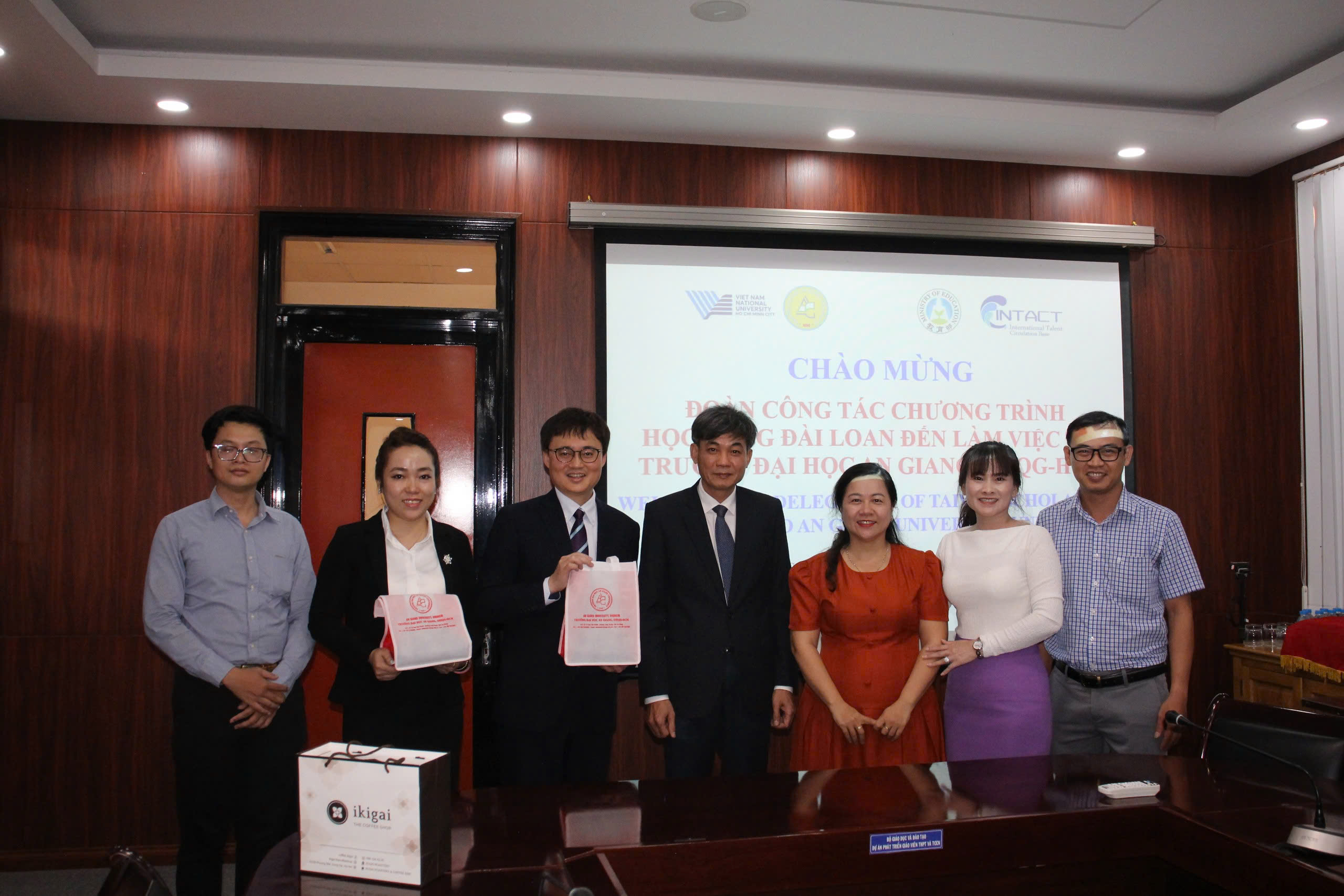 教育組林韋至參事於2026年4月16日拜會安江大學。
會談期間，林參事與校方高層就教育部臺灣各項獎學金的資訊、政策及申請流程進行了深度探討。林參事特別強調了臺越大學間合作的重要性，並表示期許雙方在不久的將來，能進一步落實學術交流、教師互訪及學生交換等實質活動。
同日下午，林參事與該校250多名學生進行交流，分享臺灣半導體產業的強勁發展趨勢。他特別強調：「精通華語是申請獎學金的一大優勢。因此，我們建議開設免費華語課程，旨在協助學生提升語言能力，從而增強其留學申請的競爭力。」
訪問結束之際，安江大學高層對林參事的務實分享表示感謝，並強調校方將竭力提供最佳條件，以推動雙方教育合作關係邁向更加穩固與深化的新里程。
