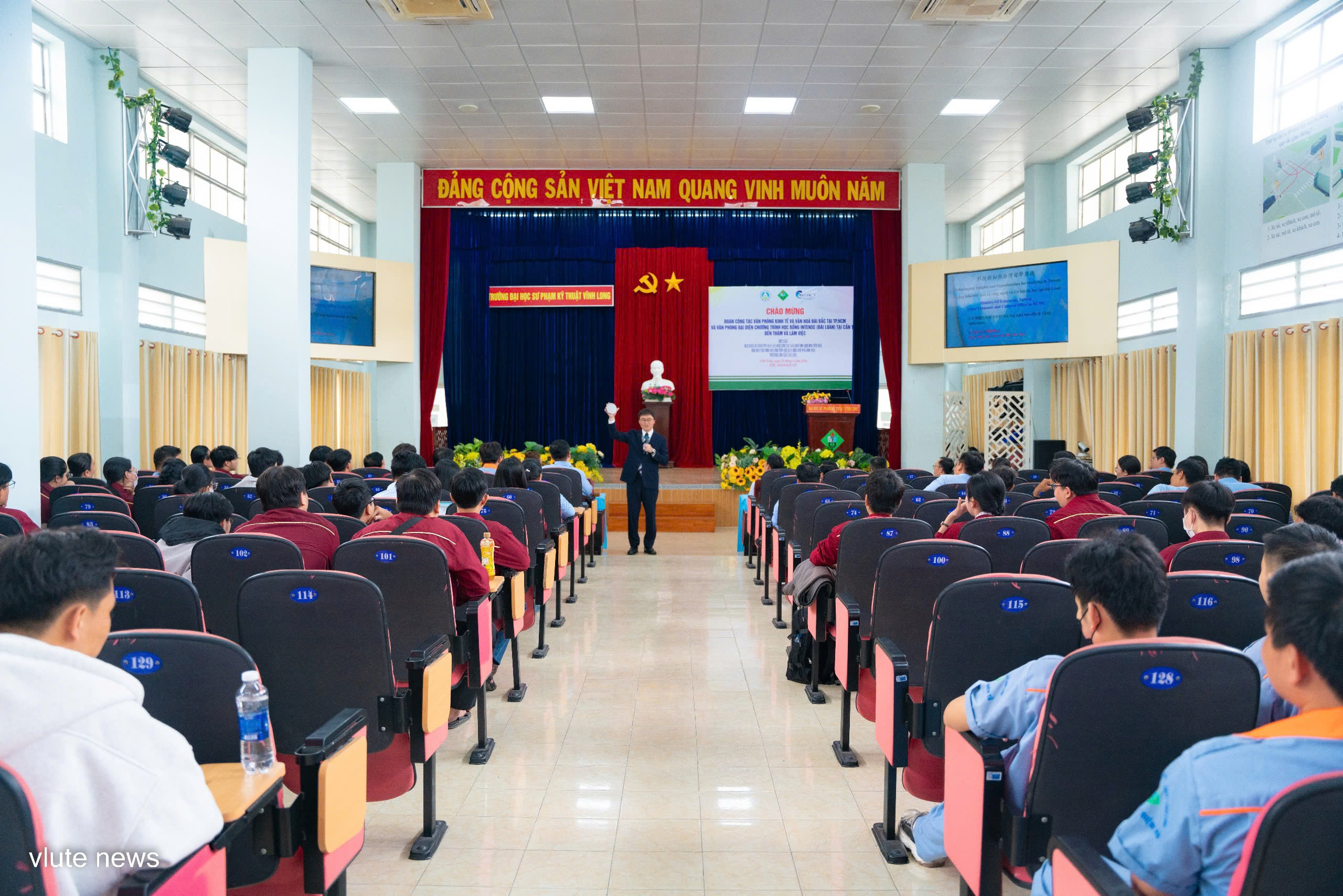 本處教育組林韋至組長於2026年4月15日拜會永隆師範技術大學。
訪問期間，林組長與該校國際合作處高層代表、教師及超過130名學生進行了交流。
在交流活動中，林組長與會者概述了臺灣半導體產業的發展現況，並介紹了半導體晶圓的製造流程。此外，他亦向校方推廣教育部臺灣各項獎學金，以及「臺灣體驗教育計畫」（TEEP）與「國際人才循環基地」（INTENSE）等重點計畫，旨在延攬半導體、STEM及金融等領域的國際優秀人才。
校方對此次來訪表示了誠摯的感謝，並期許雙方在未來能持續強化合作，進一步推動臺越間更多的高等教育交流活動。
